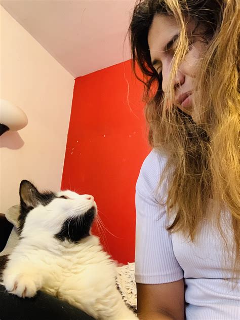 Xenia on Twitter: "De esas veces que me levanto de la cama, me quedo