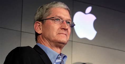 Миллионы масок и защитных щитков. Как Apple помогает миру