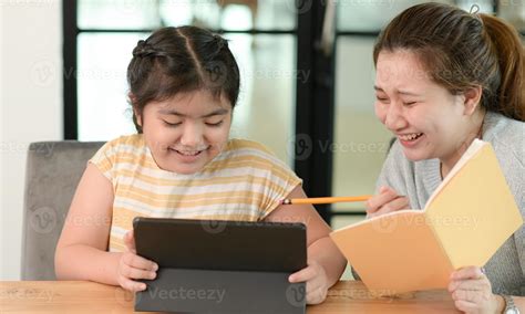 les filles asiatiques étudient avec un tuteur, des cours privés à la