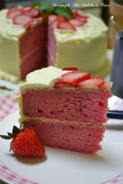 You Won't Believe How Easy This Impressive Strawberry Squirt Cake Is! - skz7ckt