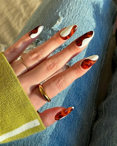 20 Tortoiseshell Nail Designs That Look So Chic