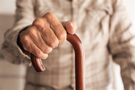 Как правильно использовать палку для ходьбы пожилым? | MedAboutMe