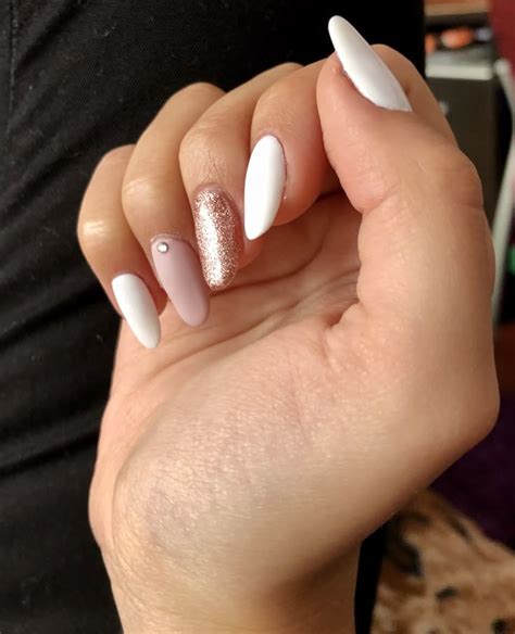 Uñas blancas con detalles rosa | Nail art rosa