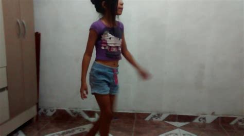Menina Dando A Bundinha - Menina dançando qual bumbum mais bate - YouTube