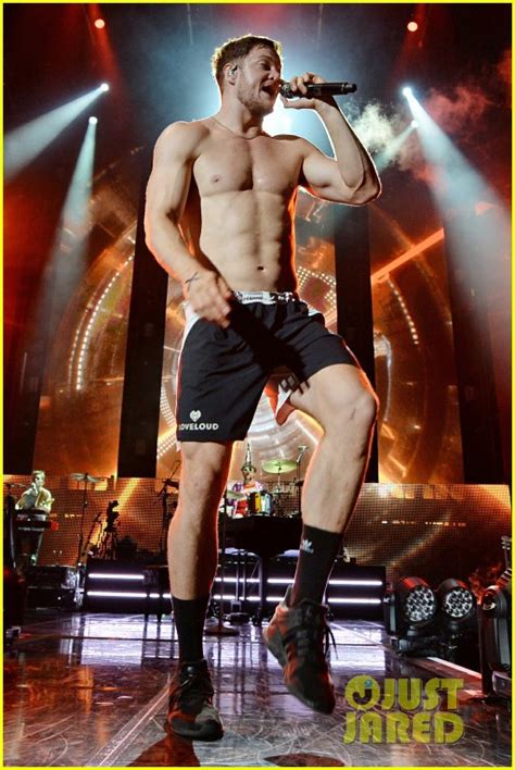 Dan Reynolds Shows Off Eight Pack While Going Shirtless During Imagine ...