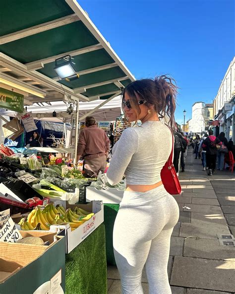 Kayla Manousselis en 2025 | Mode, Coiffure et beauté, Baisers romantiques