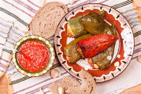 Лесна рецепта за пълнени чушки със сирене и яйца и доматен сос. Вкусни ...