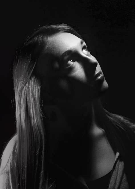 DRAMATIC LIGHT PORTRAITS - FALCONS FLY