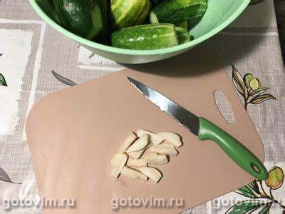 Соленые огурцы с чесноком, зонтиками кинзы и уксусом . Рецепт с фото