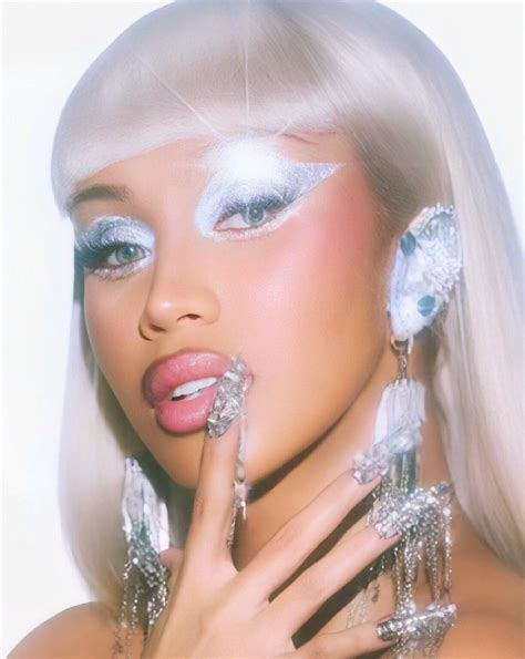 Biographie, carrière et actualités de Cardi B - Numéro