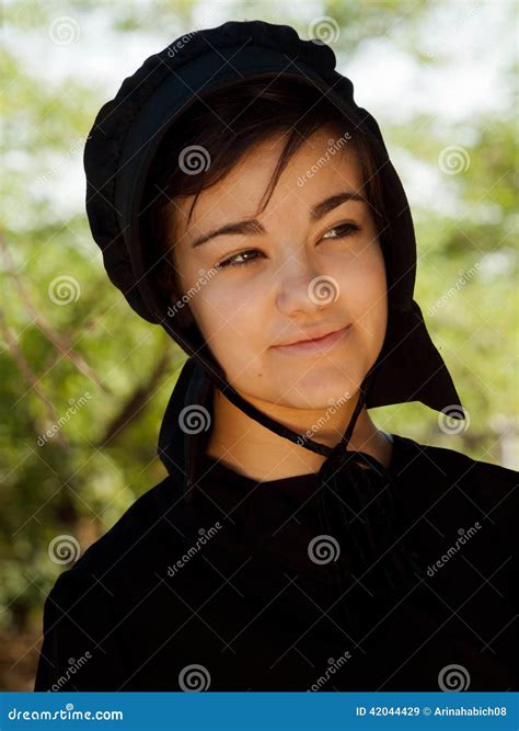 Amish Girls editorial stock image. Image of religion - 42044429