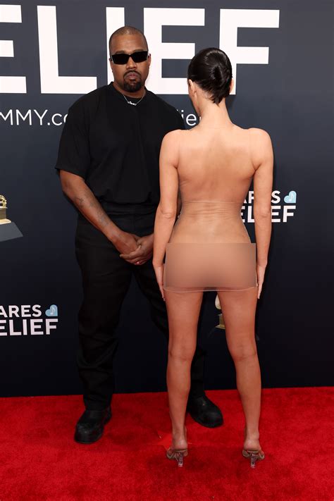 Los vestidos desnudos más comentados de los Grammy 2025 – ¿Quién los llevó?