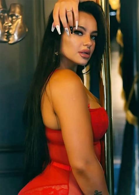 Ex-prison guard Linda de Sousa Abreu who had sex with inmate free