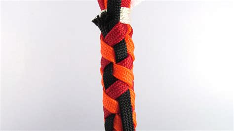 Triaxial weave aka. Qbert weave - Paracord guild