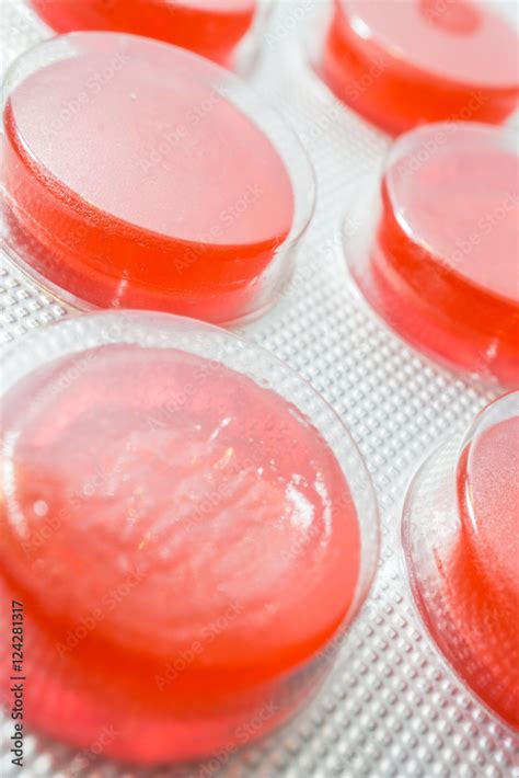 Lutsch Tabletten rot Stock-Foto | Adobe Stock