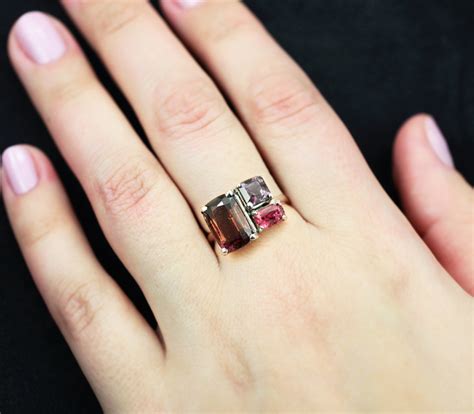 Серебряное кольцо с турмалином 4 карата и шпинелями купить в интернет ...