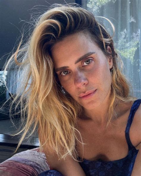 Carolina Dieckmann esbanja beleza natural ao posar sem maquiagem em