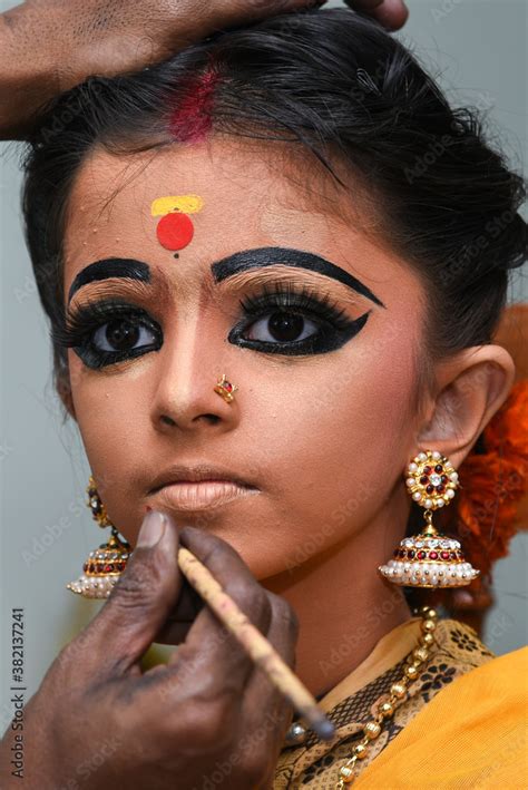 Traditional Indian Eye Makeup | Saubhaya Makeup