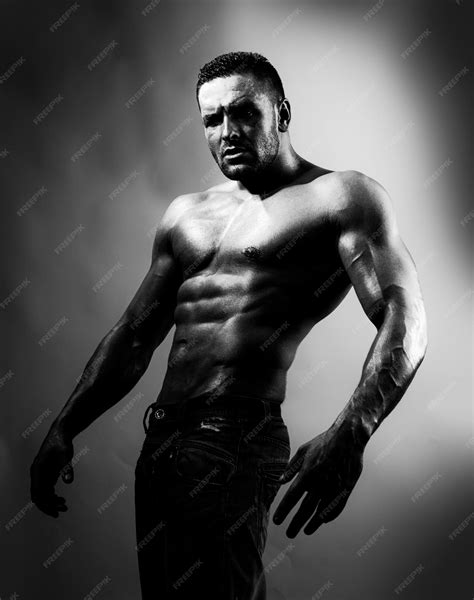 Topless shirtless male model naked bodybuilder auf blauem neonlicht