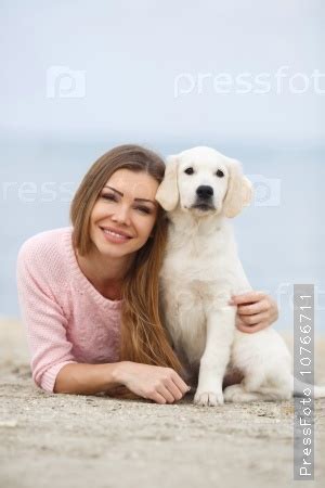 Фотография на тему Молодая женщина и ее щенок | PressFoto