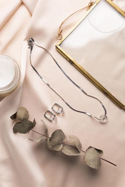 Minimalist Jewelry Images - Free Download on Freepik