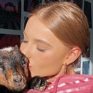 Elizabeth Vasilenko - Age, Family, Bio | Famous Birthdays