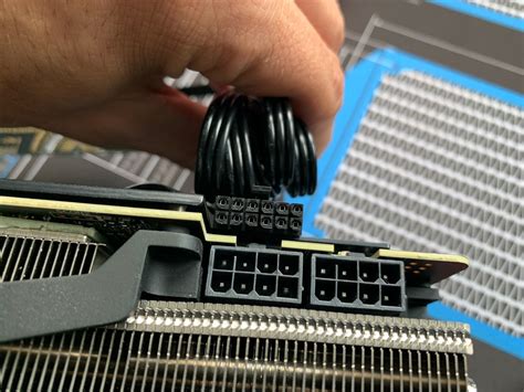 12-контактный разъем Nvidia оказался меньше, чем 8-контактный разъем ...
