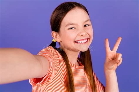 Foto De Menina Fofa - Foto-retrato De Uma Menina Fofa Que Tira O Vlete De Fotos Selfie ...