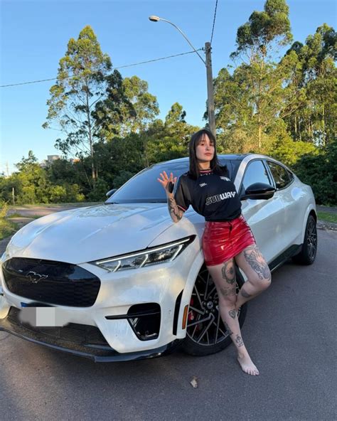 Martina Oliveira Mostrando A Buceta - Martina Oliveira celebra R$ 5 mi na Privacy em voo de asa delta
