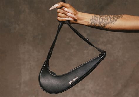 Сумка Jacquemus X Nike: Сколько стоит и когда ее можно купить ...