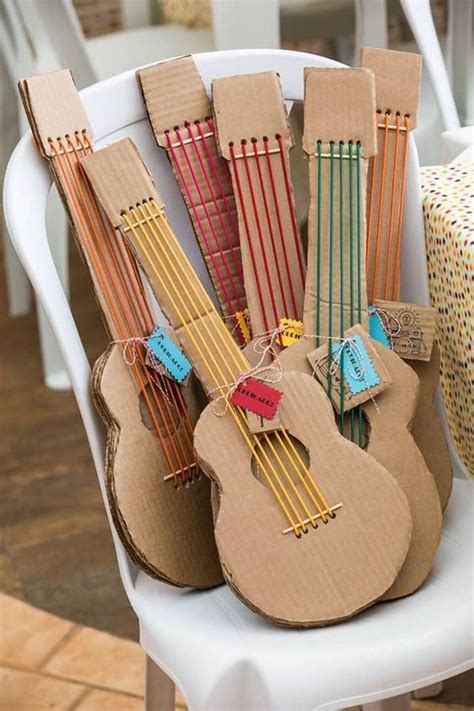 Knutselen met karton: 15+ leuke ideeën om te maken van karton | Gitaar ...
