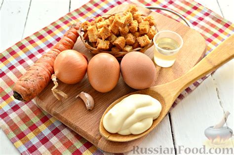 Рецепт: Салат с яйцом и сухариками на RussianFood.com