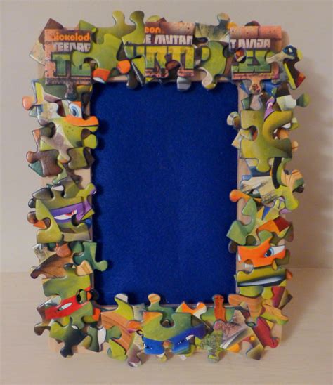 Using pieces from an incomplete jigsaw puzzle to decorate a plain ...