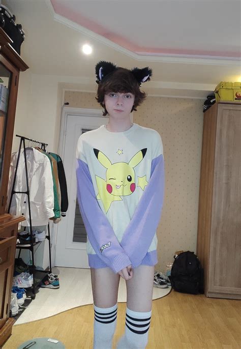 We love a chubby femboy in short shorts and tights 😌😌😌 : r/femboy