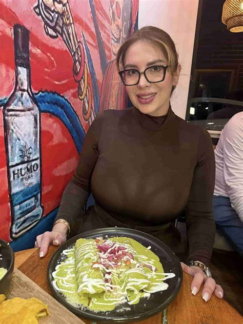 Chimo Curves - Age, Height, Net Worth, Boyfriend, Bio, Facts, Wiki