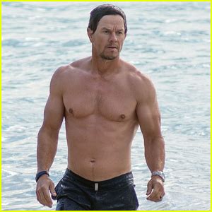 Mark Wahlberg Rings In 2023 With Another Day On the Beach | Mark ...