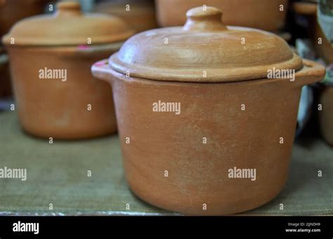 Clay cooking pots hi-res stock photography and images - Alamy