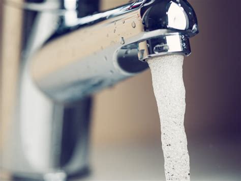 Какую воду можно заливать в утюг и отпариватель? | Блог АКВАФОР