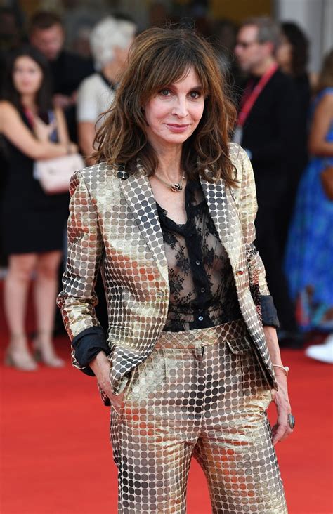 Vidéo : Anne Parillaud sensuelle : elle mise tout sur la transparence