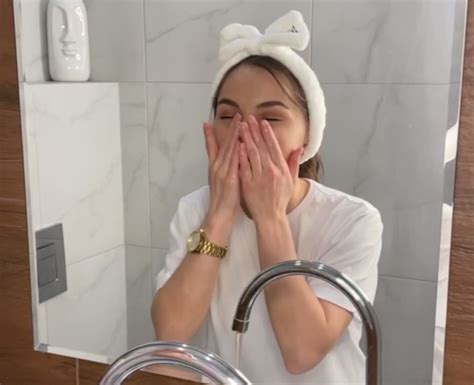 Чёрные точки и сальные нити: что это такое и как от них избавиться ...