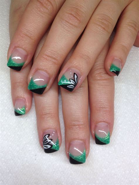 Gel nails with hand drawn design using gel by Melissa Fox | Fancy nails