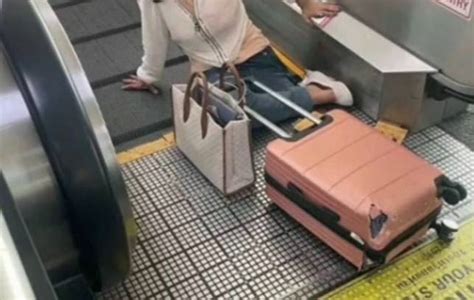 Женщина лишилась ноги после того, как её зажевал траволатор в аэропорту ...