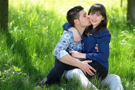 gambar alam    halaman rumput cinta ciuman