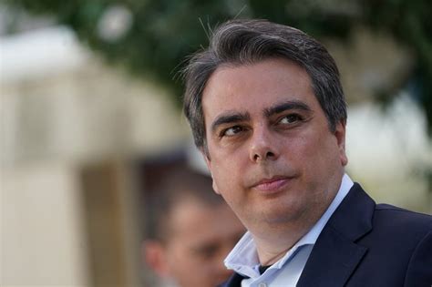Асен Василев: Събираме си приходите, не трупаме дълг, намаляваме ...