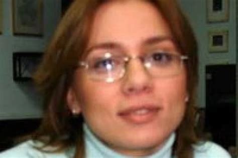 ФОТО: Ова е наставничката по историја која со голи раце тргнала кон ...