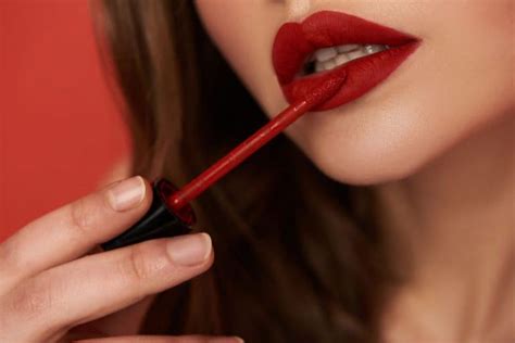 What Color Lipstick to Wear With Red Dress - StyleCheer.com
