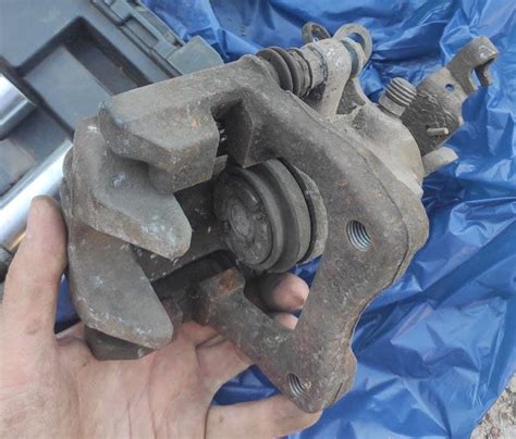 Замена заднего левого суппорта — Volkswagen Golf Mk5, 1,6 л, 2004 года ...