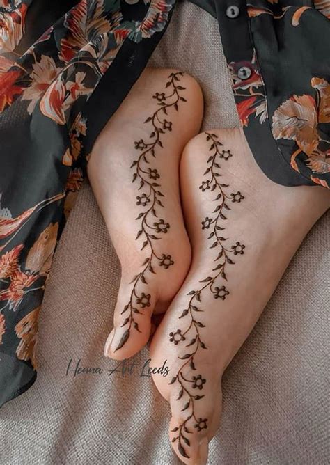 70 Minimal Henna Designs : Flower Chain on Feet I Take You | Wedding Readings | Wedding Ideas ...