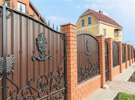 Виды заборов для частных домов из металла и из профлиста