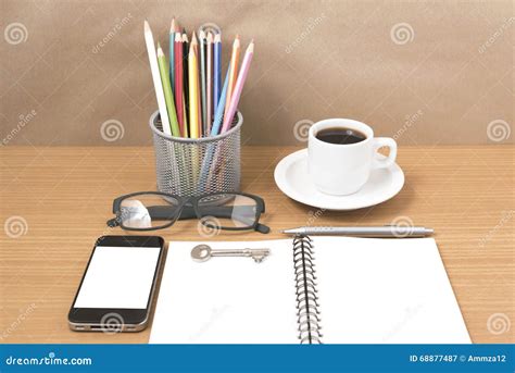 Стол офиса: кофе и телефон с ключом, Eyeglasses, блокнот, Penci ...